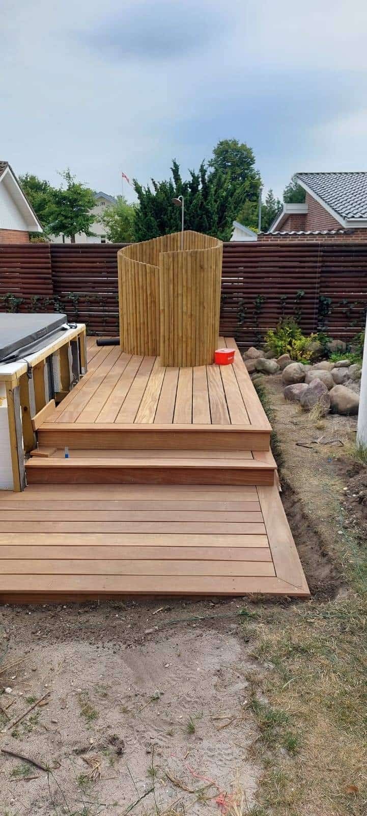 Hårdttræ eller blødttræ? Sådan træffer du det bedste valg til din terrasse